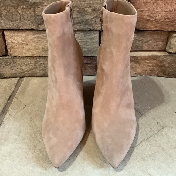 Gianni Bini sz 10 taupe pointed toe chunky heel suede NWOT booties - Picture 3 of 8